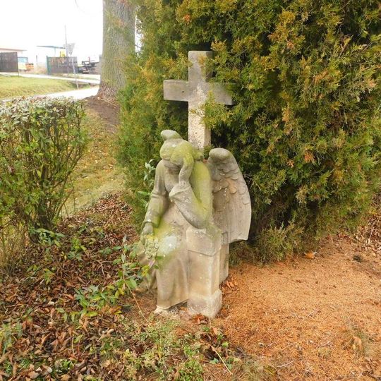 Kříž se sochou anděla na západním okraji Lokte