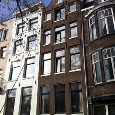 Pand met gevel onder rollagentop