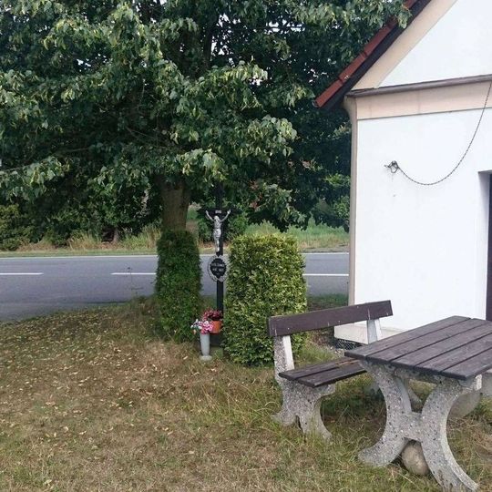 Kříž u kaple v Dolních Hrachovicích