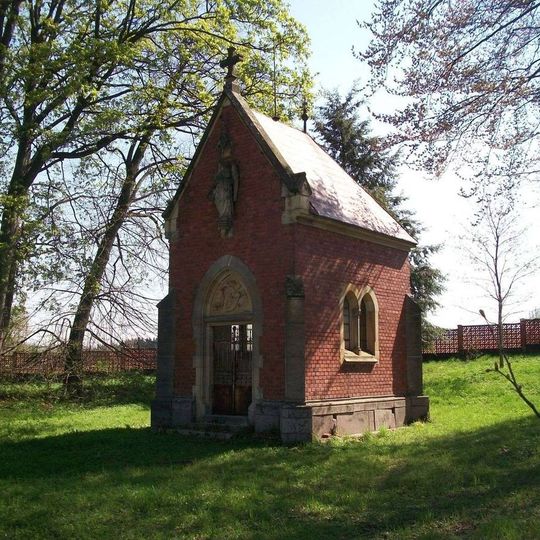 Kaple severovýchodně od Hrob