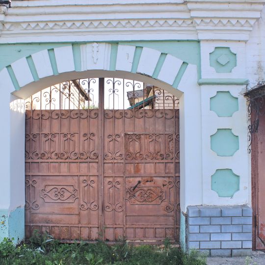 Кирпичные ворота с коваными створами