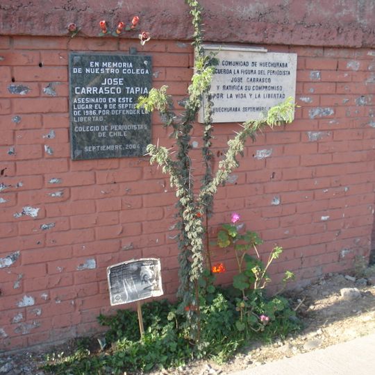 Placas recordatorias a José Carrasco Tapia, en muro lateral del Parque del Recuerdo