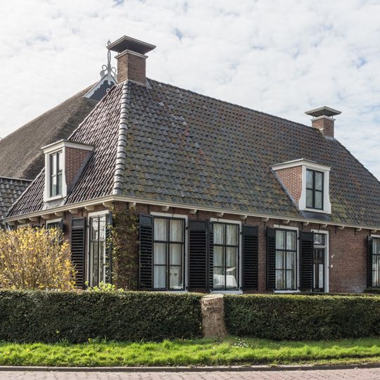 Boerderij met dwars woonhuis onder schilddak, aangebouwde kamer en schuur onder rieten dak