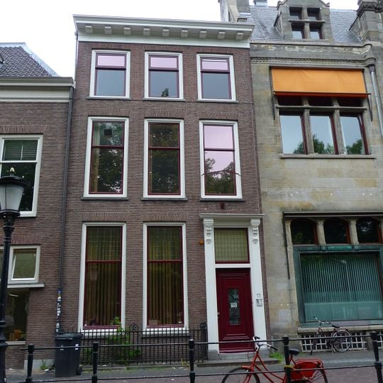 Pand met gevel met rechte kroonlijst en gesmeed eenvoudig hek