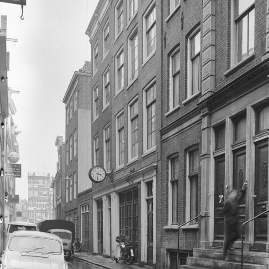 Pand met gevel onder rechte lijst met consoles