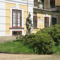 Socha vpravo před průčelím zámku v Chlumu u Třeboně