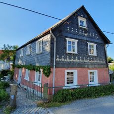 Wohnhaus in halboffener Bebauung in Ecklage Wilthener Straße 33