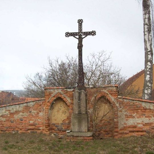 Kříž v Blížejově u kostela
