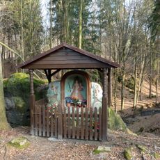 Kaplička Panny Marie u lesní cesty severně od Lipnice