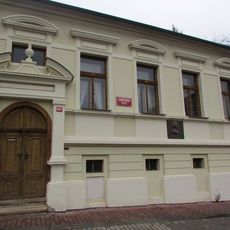 Pamětní deska Josefa Dobiáše na domě čp. 287 v Hrnčířské ulici