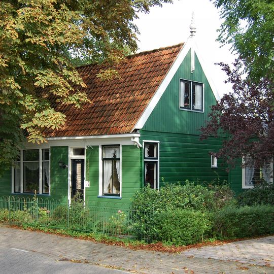 Pand onder zadeldak tussen puntgevels met windveren