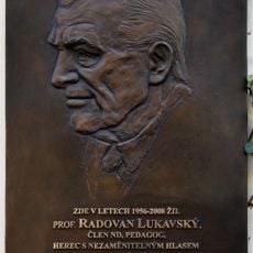 Pamětní deska Radovana Lukavského na domě Kouřimská 2347/24 na Vinohradech