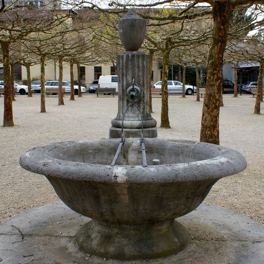 Platanenhof Brunnen