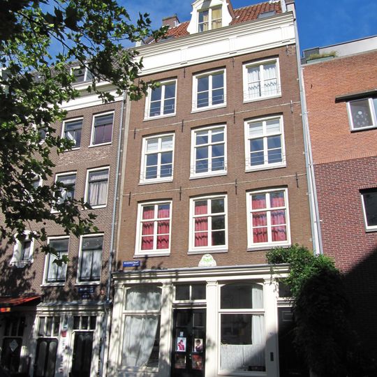 Huis gevel onder rechte lijst met triglyfen