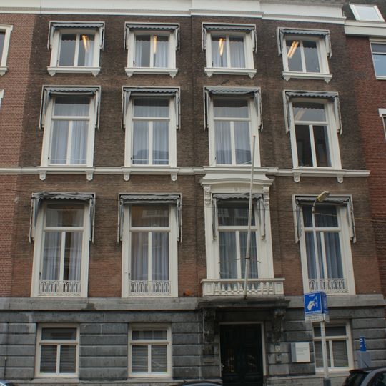 Voormalig herenhuis op rechthoekige plattegrond in eclectische stijl