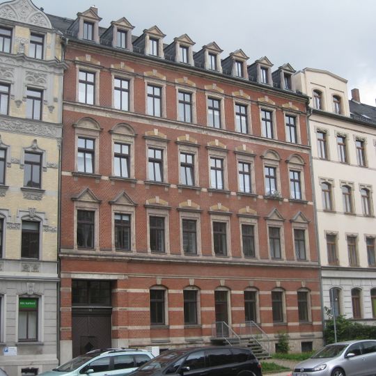 Mietshaus in geschlossener Bebauung mit Vorgarten Müllerstraße 16
