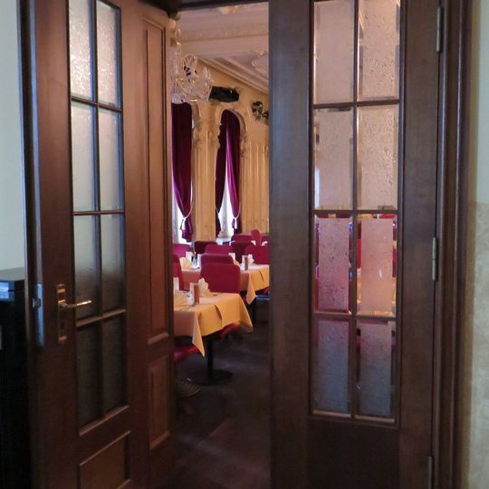 Saal eines ehemaligen Hotels, Bahnhofstraße 06