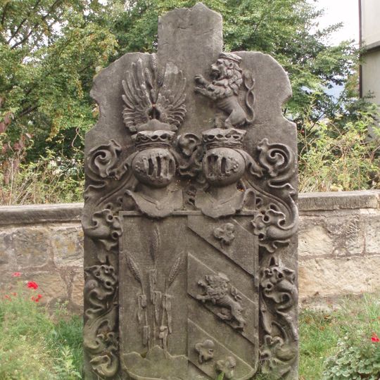 Reliéf s erbem Lexů z Aehrenthalu před hradem Valdštejn