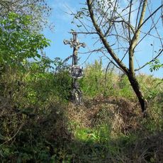 Kříž u Věžné na svahu