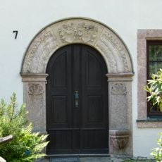 Wohnhaus in halboffener Bebauung mit südlicher Torbogeneinfahrt Schloßstraße 7