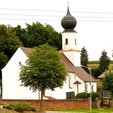 Katholische Kirche St. Johann Baptist mit Mauer