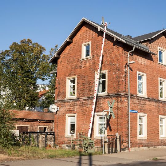 Ehemaliges Bahnmeistereigebäude, später Wohnhaus und Nebengebäude Berthelsdorfer Straße 1