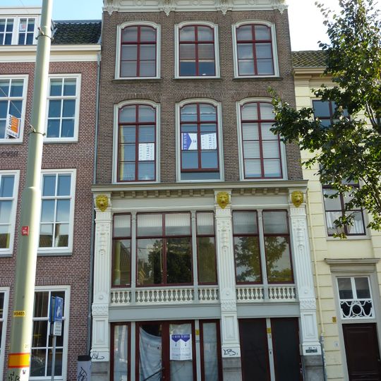 Pand met Lodewijk XIV gevel met kroonlijst op gesneden consoles, onderpui ingrijpend gewijzigd