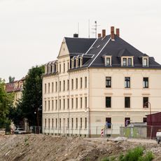 Mietshaus in offener Bebauung in Ecklage Uferstraße 5