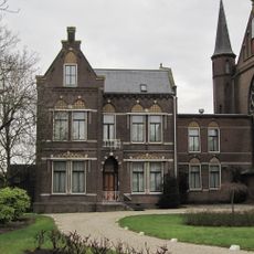 Pastorie met tussenlid aan de noordzijde