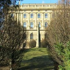 Obelisk v zámeckém parku v Liberci