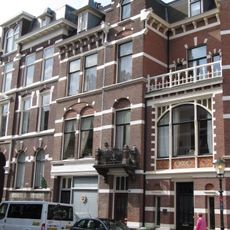 Pand in neo-renaissance trant. Rechts een risaliet met ingang en trapgevelbekroning. Links tweedelig venster onder samengestelde ontlastingsboog