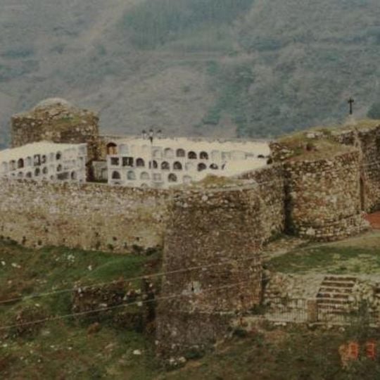 Castillo y Cementerio