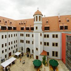 Sachgesamtheit Schloss Osterstein bestehend aus den Einzeldenkmalen: Schloss (Schloßgrabenweg 1 - obj 09231160), Reste der Gerichtsfronfeste und westliches Magazingebäude (Katharinenkirchhof 12, obj 09231474), Zellenhaus mit ehemaligem Salzmagazin