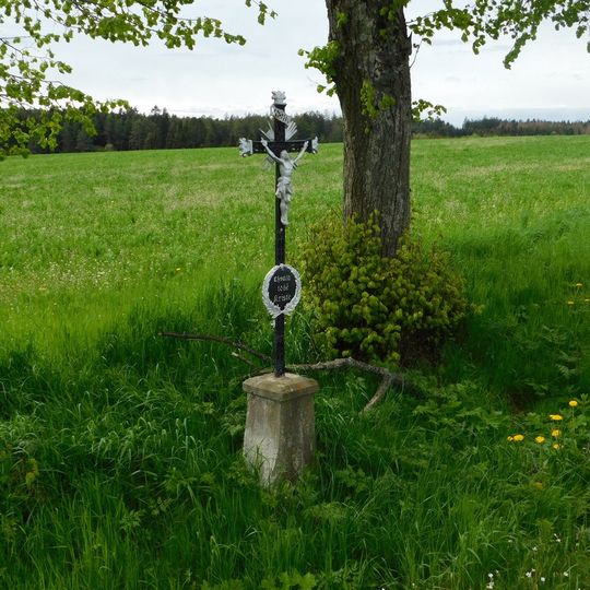 Kovový kříž u silnice západně od Stonařova