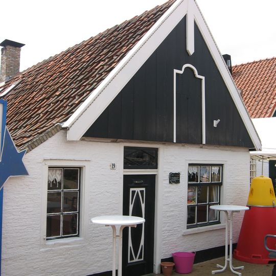 Pandje met houten voorschot waarin luik; deur goed