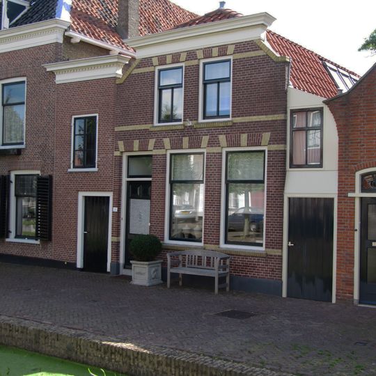 Huis met lijstgevel, waarin oude kozijnen en oorspronkelijke deur