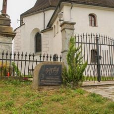 Pomník v Sobotíně před kostelem