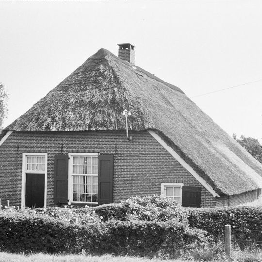 Boerderijtje onder afgewolfd rieten zadeldak