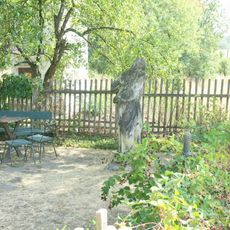 Socha svatého Františka v zahradě bývalé fary v Mukařově