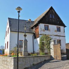 Dreiseithof mit Wohnstallhaus, zwei Seitengebäuden sowie Betkreuz Ringstraße 4