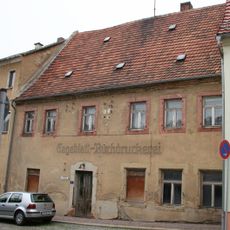 Wohnhaus in geschlossener Bebauung und zwei Hintergebäude