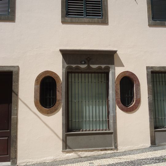 Edifício na rua Direita, n.º 18