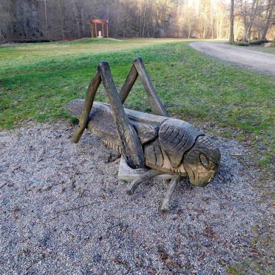 Socha lučního koníka v zámeckém parku ve Vlašimi