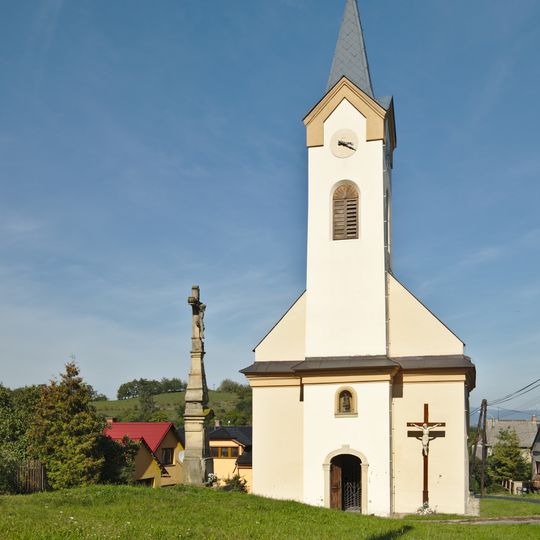 Kříž v Pobučí před kostelem