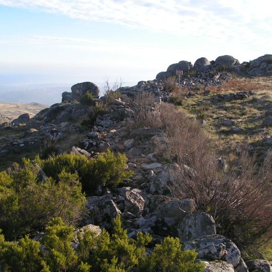 Ruínas da muralha das Portas de Montemuro