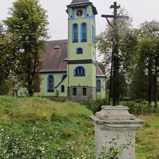 Kříž u kostela v Rybništi