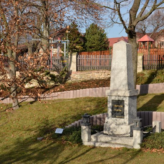 Pomník padlým na návsi v Hrušovanech