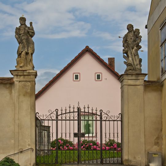 Friedhofsportal mit Figurenbekrönung