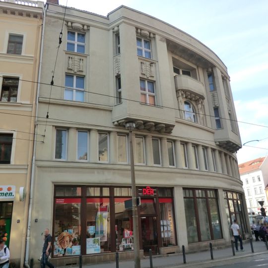 Wohn- und Geschäftshaus in geschlossener Bebauung, abgerundetes Eckhaus An der Frauenkirche 4