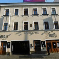 Pamětní deska Petra Gutha na domě Nádražní 60/114 na Smíchově